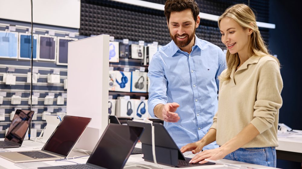 para ogląda nowe laptopy w sklepie z elektroniką