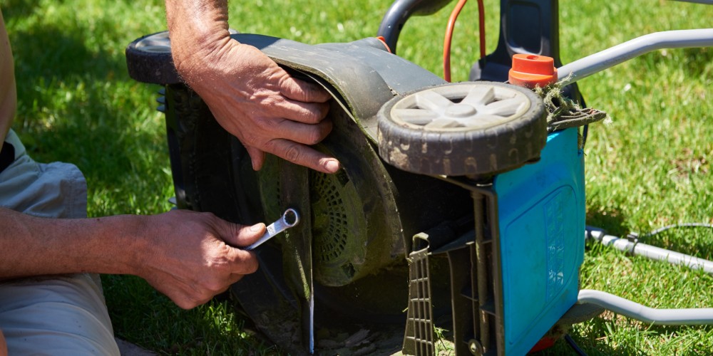 Wymiana noża w kosiarce