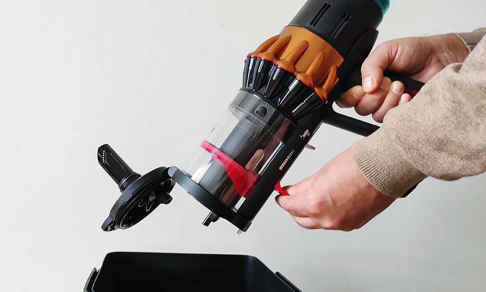 opróżnianie pojemnika na kurz w Dyson V16