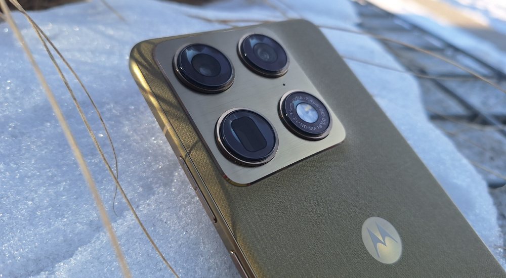 Zbliżenie na wyspę aparat&oacute;w w smartfonie Motorola Signature.