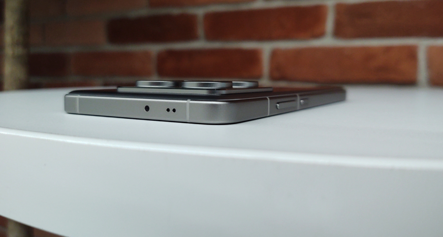 smartfon xiaomi 14t pro lezy na blacie pleckami do g&oacute;ry