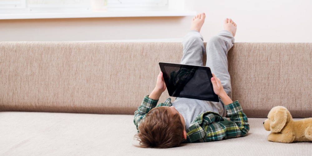 Chłopiec oglądający film na tablecie