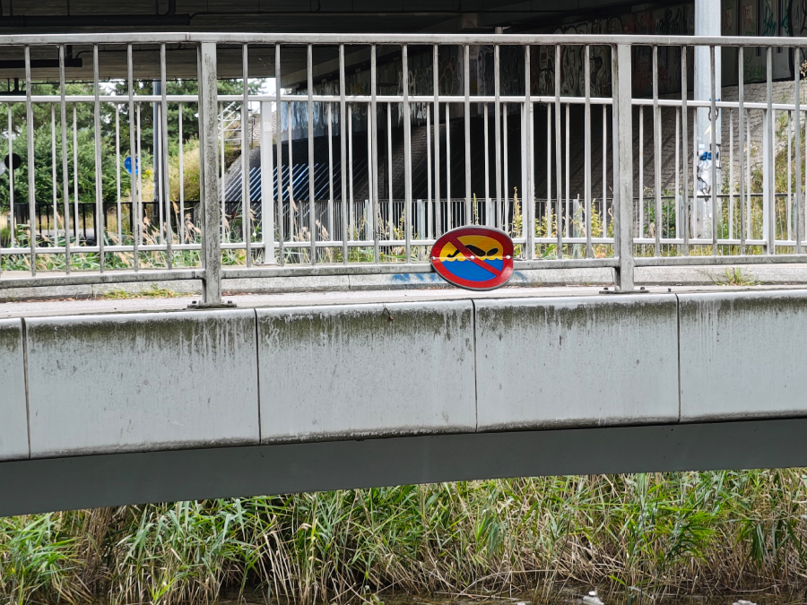 znak zakaz plywania foto wykonane motorola razr 50 ultra