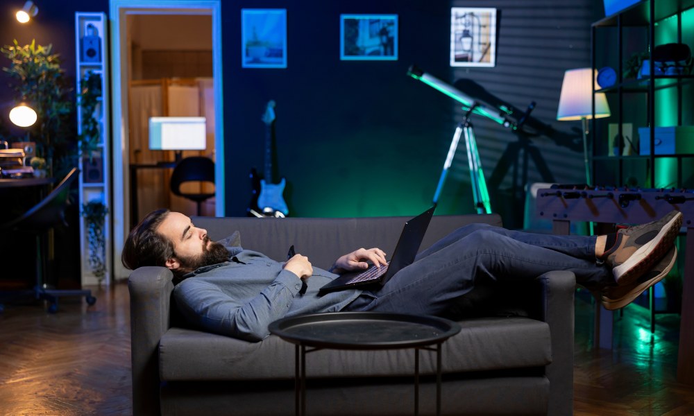 mężczyzna śpiący w salonie, kolorowe oświetlenie