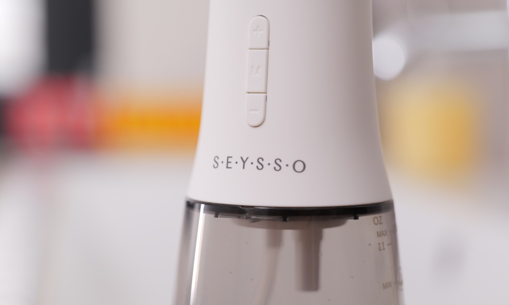 Zbliżenie na korpus białego irygatora Seysso Edge Nova.