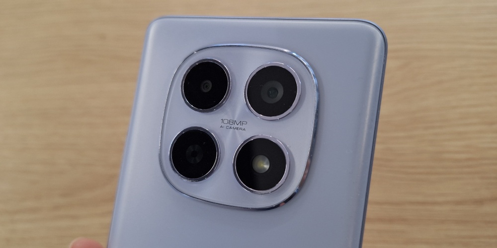 Poczw&oacute;rna tylna wyspa aparat&oacute;w xiaomi redmi note 15 w przybliżeniu.