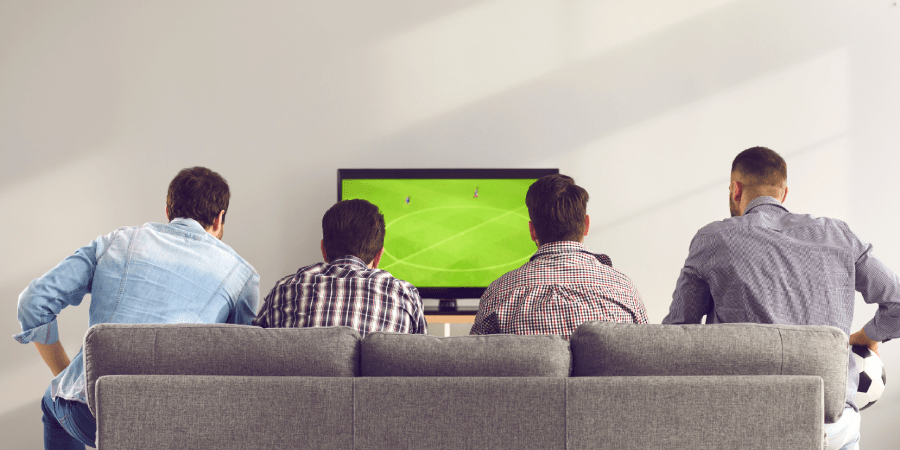 grupa znajomy oglądających mecz na telewizorze