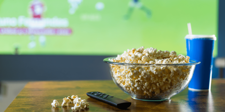 Popkorn na tle meczu piłkarskiego