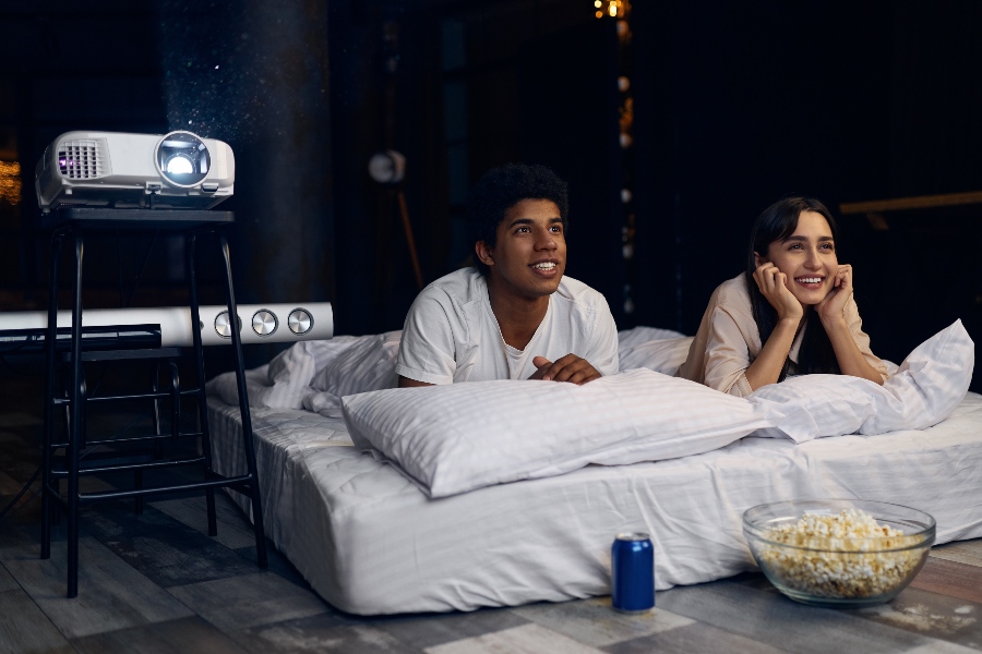 Para oglądająca materiał na projektorze