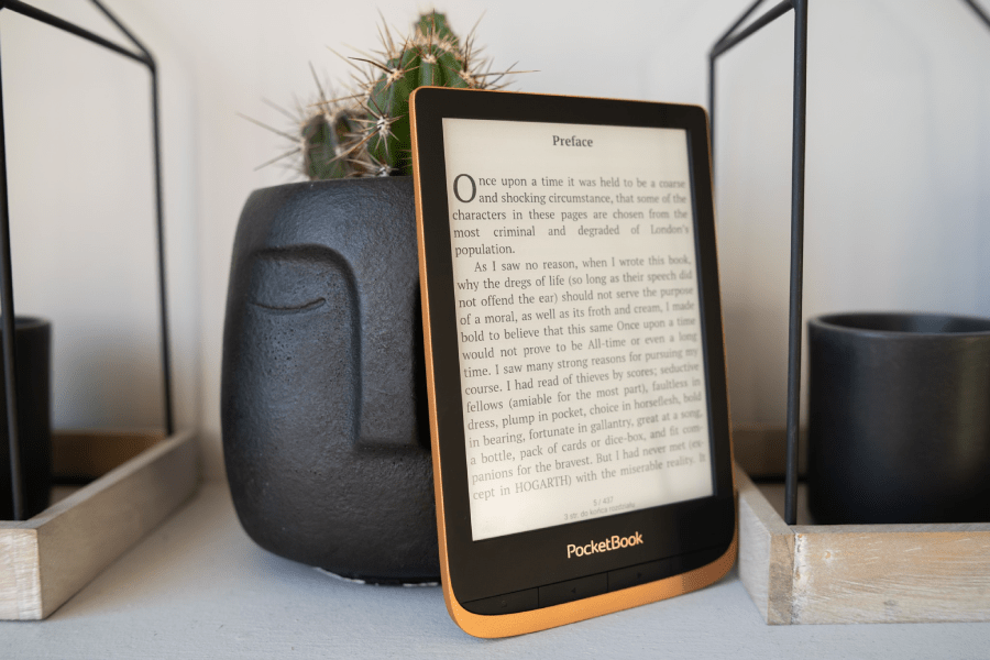 Czytnik e-book&oacute;w na p&oacute;łce