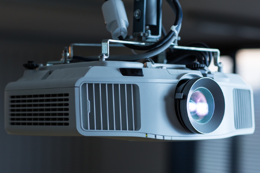 Projektor powieszony na ścianie