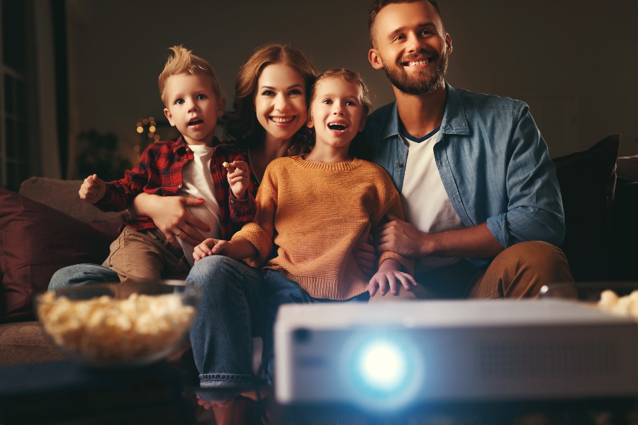 Rodzina oglądająca na projektorze