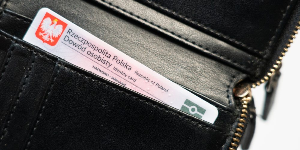 polski dowód osobisty wystający z czarnego, skórzanego portfela