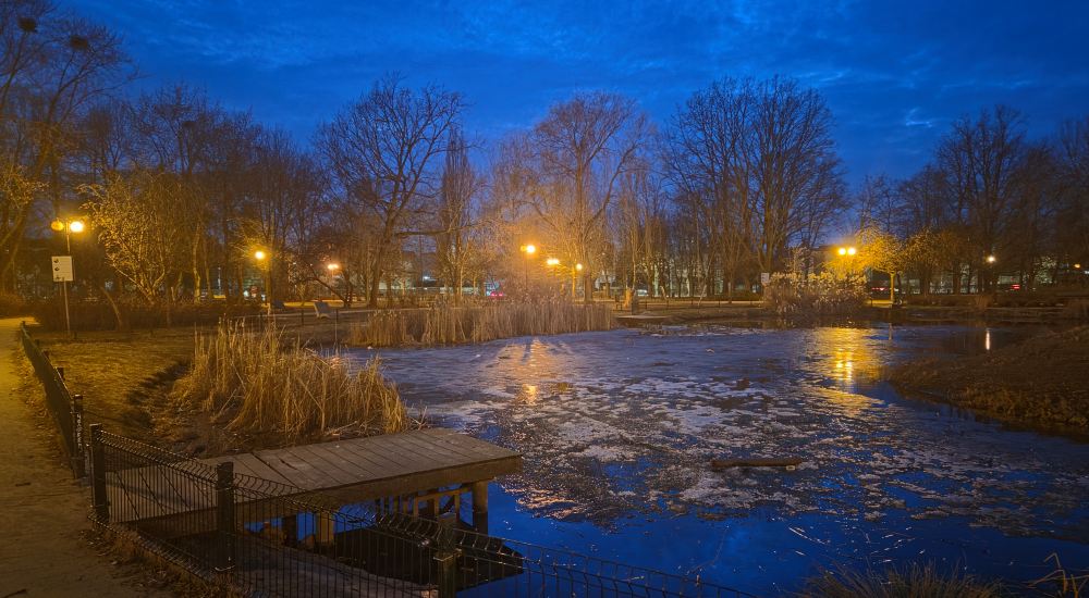 Park nocą zdjęcie z trybu nocnego z samsung galaxy s26+