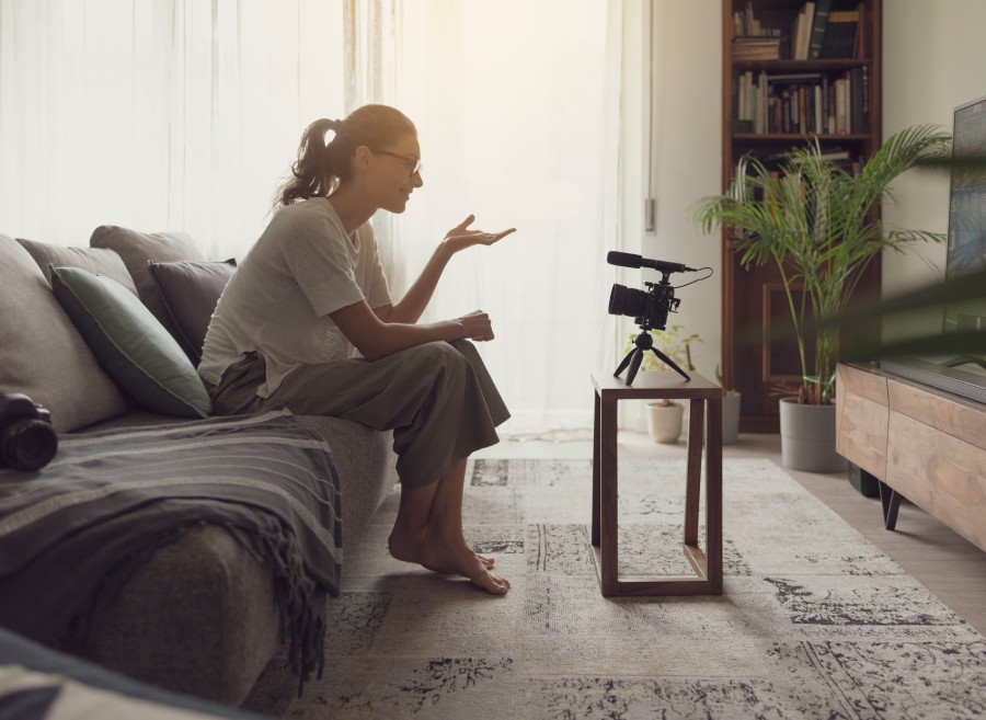 youtuber nagrywa wideo w salonie