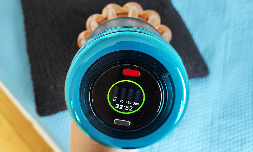 widok na panel sterowania z funkcją zliczania cząstek w odkurzaczu Dyson V16