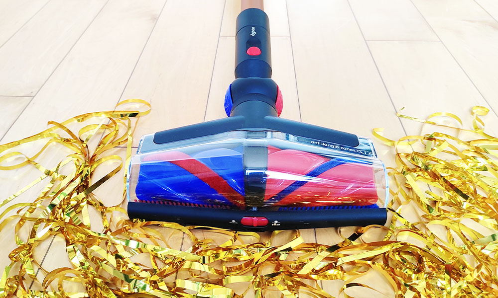 odkurzanie złotych papierków odkurzaczem Dyson V16 Piston Animal Submarine