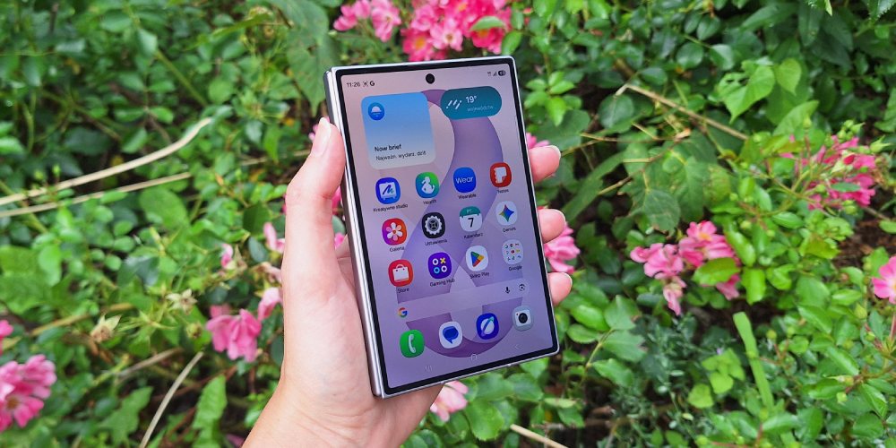 Złożony samsung galaxy z fold8 dobrze leży w dłoni.