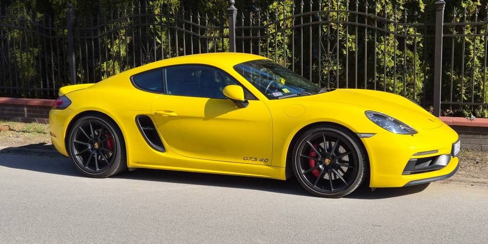 Samoch&oacute;d porsche jaskrawoż&oacute;łty na zdjęciu z samsung galaxy s26+