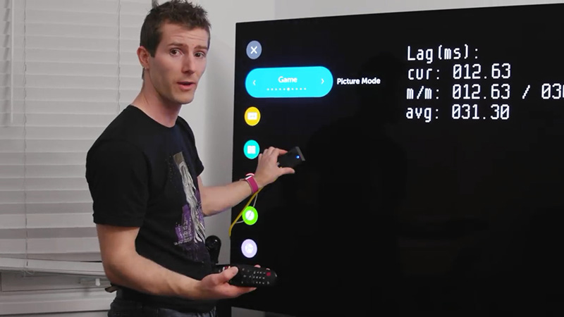 Linus Tech Tips, znany i wpływowy gracz, prowadzi prezentację na temat krótkiego opóźnienia wejściowego telewizorów LG OLED na tle takiego telewizora