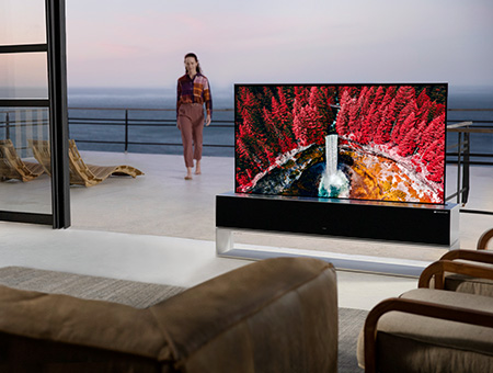 Porównanie zwijanego ekranu telewizora w trybie pełnym, liniowym i ukrytym
