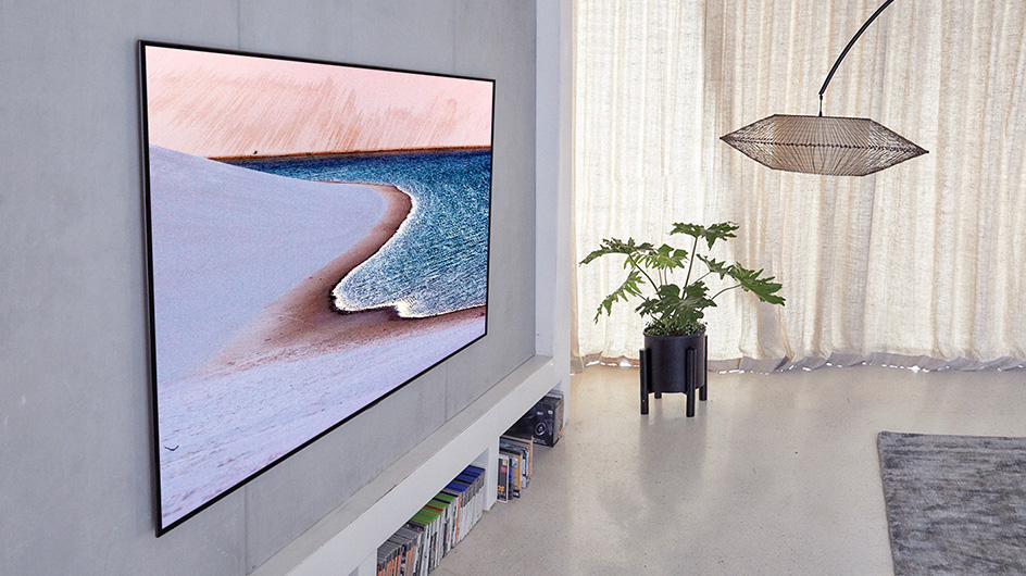 Widok z boku zawieszonego na ścianie w pokoju dziennym telewizora Gallery Design, którego ekran wyświetla dzieło sztuki
