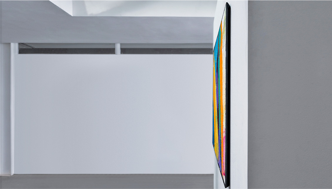Widok z boku telewizora Gallery Design, który wizualnie stapia się ze ścianą i wyświetla dzieło sztuki