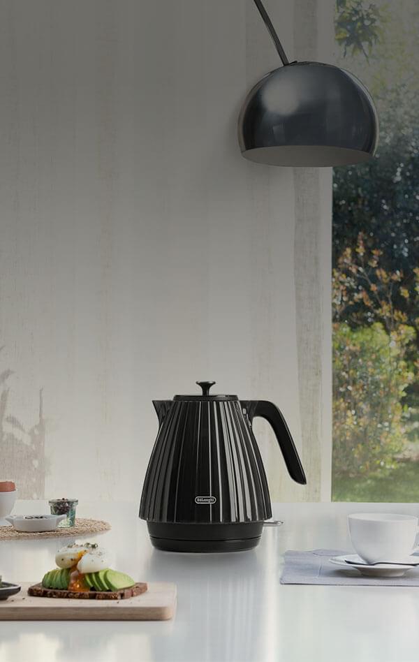 Czajnik na szarym blacie