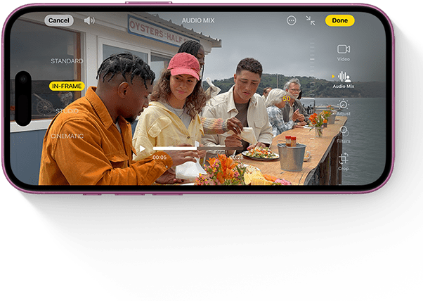 Użytkownik iPhone’a 16 edytuje film przedstawiający grupę przyjaciół przy posiłku