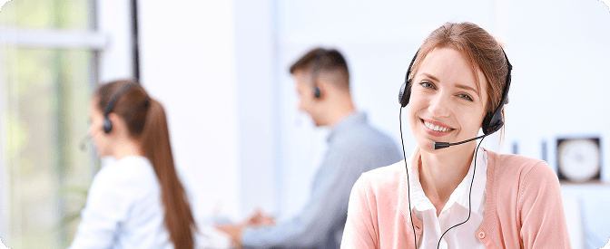 Kobieta w biurze, używająca słuchawek do obsługi klienta.