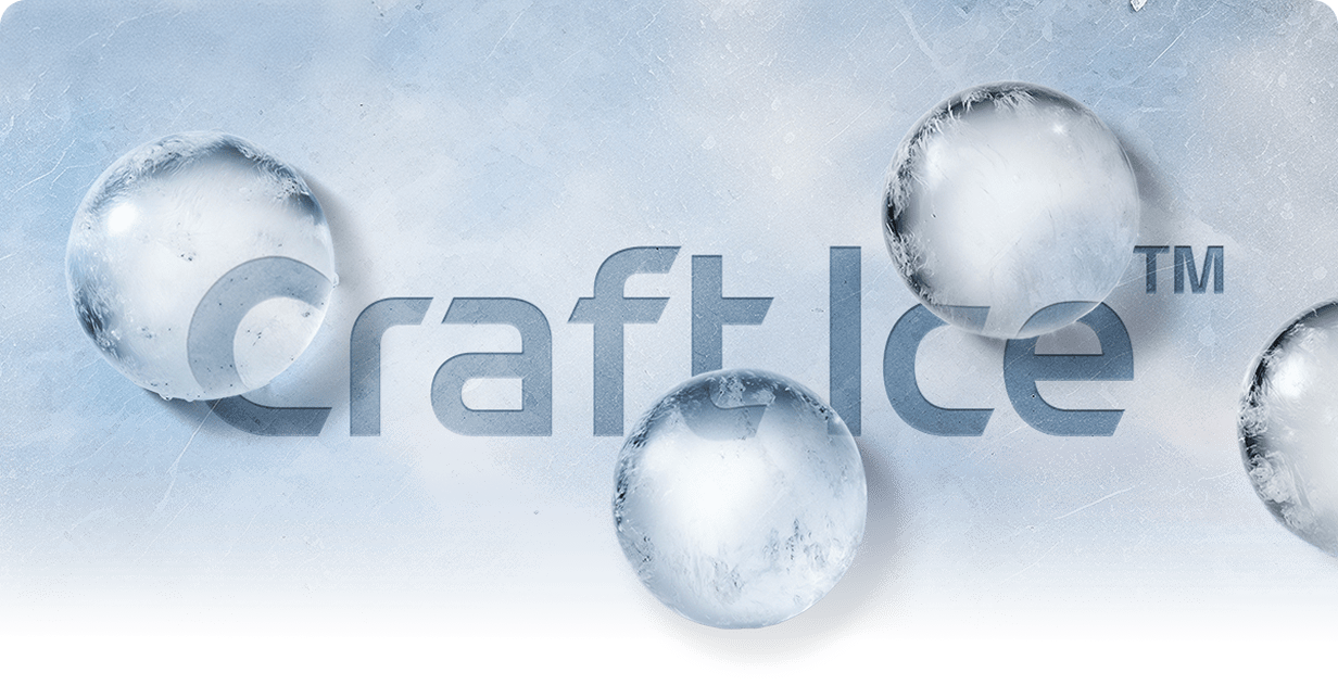 Zbliżenie na okrągłe kostki lodu na tle dużego napisu Craft Ice™