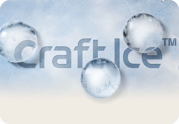 Zbliżenie na okrągłe kostki lodu na tle dużego napisu Craft Ice™