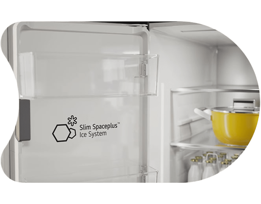Wnętrze drzwi lodówki z niewielkim napisem Slim SpacePlus Ice System