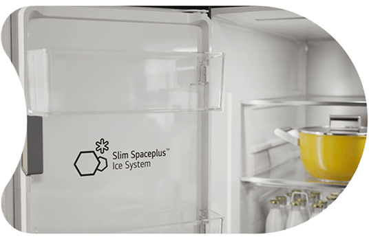 Wnętrze drzwi lodówki z niewielkim napisem Slim SpacePlus Ice System