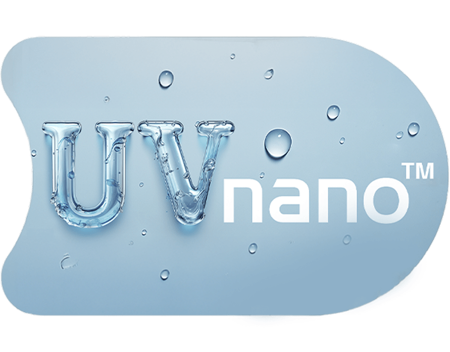 Napis UV nano™ na jasnym szarobłękitnym tle z kropelkami wody