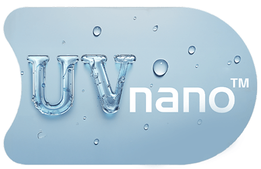 Napis UV nano™ na jasnym szarobłękitnym tle z kropelkami wody