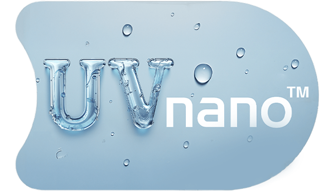 Napis UV nano™ na jasnym szarobłękitnym tle z kropelkami wody