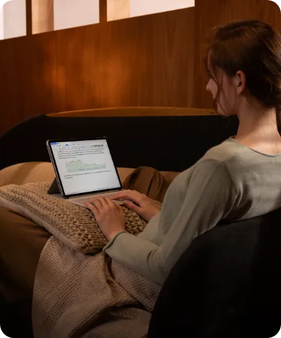 kobieta z tabletem, która analizuje dane i pracuje bez wysiłku