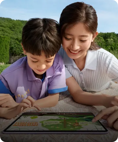 dzieci oglądające filmy i grające na tablecie