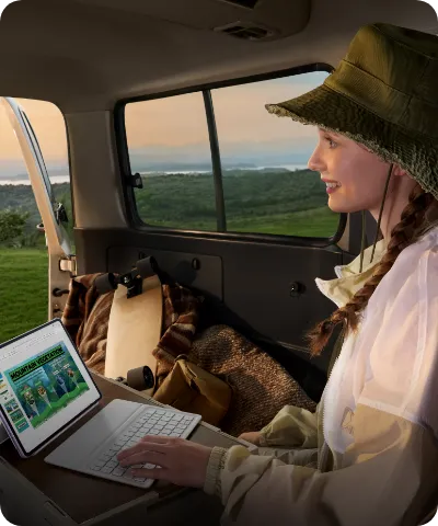 kobieta z tabletem, która jest w camperze