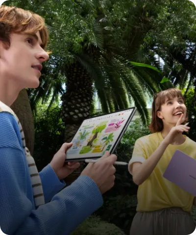 ludzie z tabletem, którzy są w trakcie podróży