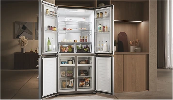 Duża lodówka typu French door ze stali nierdzewnej, z otwartymi drzwiami, wypełniona jedzeniem i napojami, w nowoczesnej kuchni z drewnianymi szafkami.