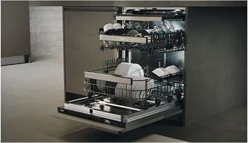 Otwarta zmywarka z wnętrzem ze stali nierdzewnej, wypełniona czystymi naczyniami. Górny kosz zawiera talerze, miski i sztućce, a dolny kosz większe naczynia i garnki. Zmywarka wbudowana w szafkę kuchenną o szarym wykończeniu, dobrze oświetlona, ukazująca porządek i czystość.