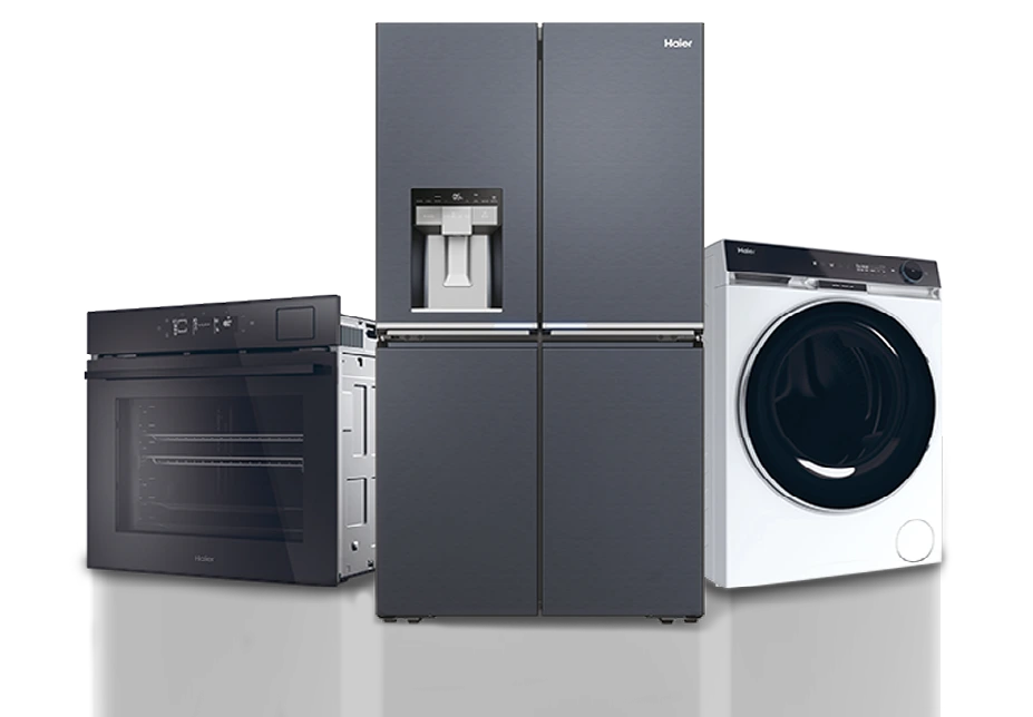 Kolekcja urządzeń Haier na jednolitym czarnym tle. Centralna lodówka z czterema drzwiami jest w kolorze niebiesko-szarym, piekarnik po lewej stronie ma ciemny front i szklane drzwi, a biała pralka po prawej stronie ma okrągłe okno w kolorze czarnym.