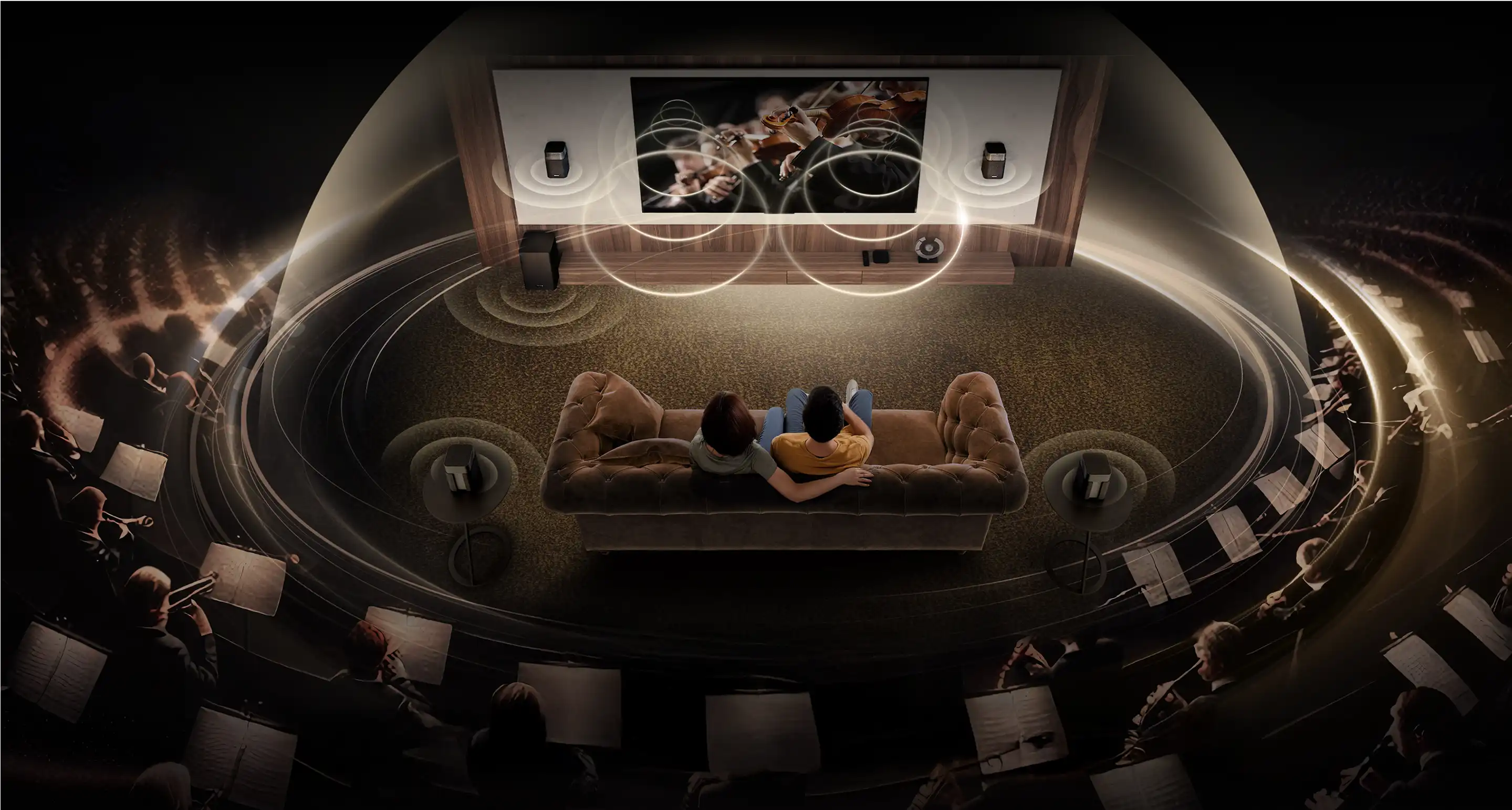 Dwoje ludzi siedzących na sofie przed dużym telewizorem, otoczonych wizualizacją dźwięku przestrzennego.