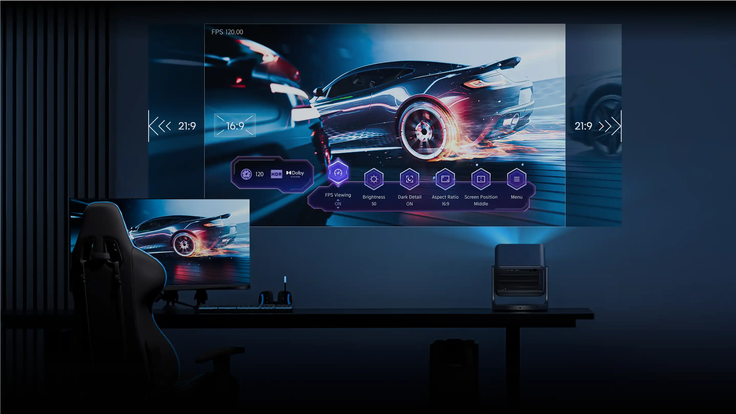 Projekcja wyścigowej gry na ścianie z ustawieniami ekranu. Monitor na biurku i fotel gamingowy widoczne na pierwszym planie.