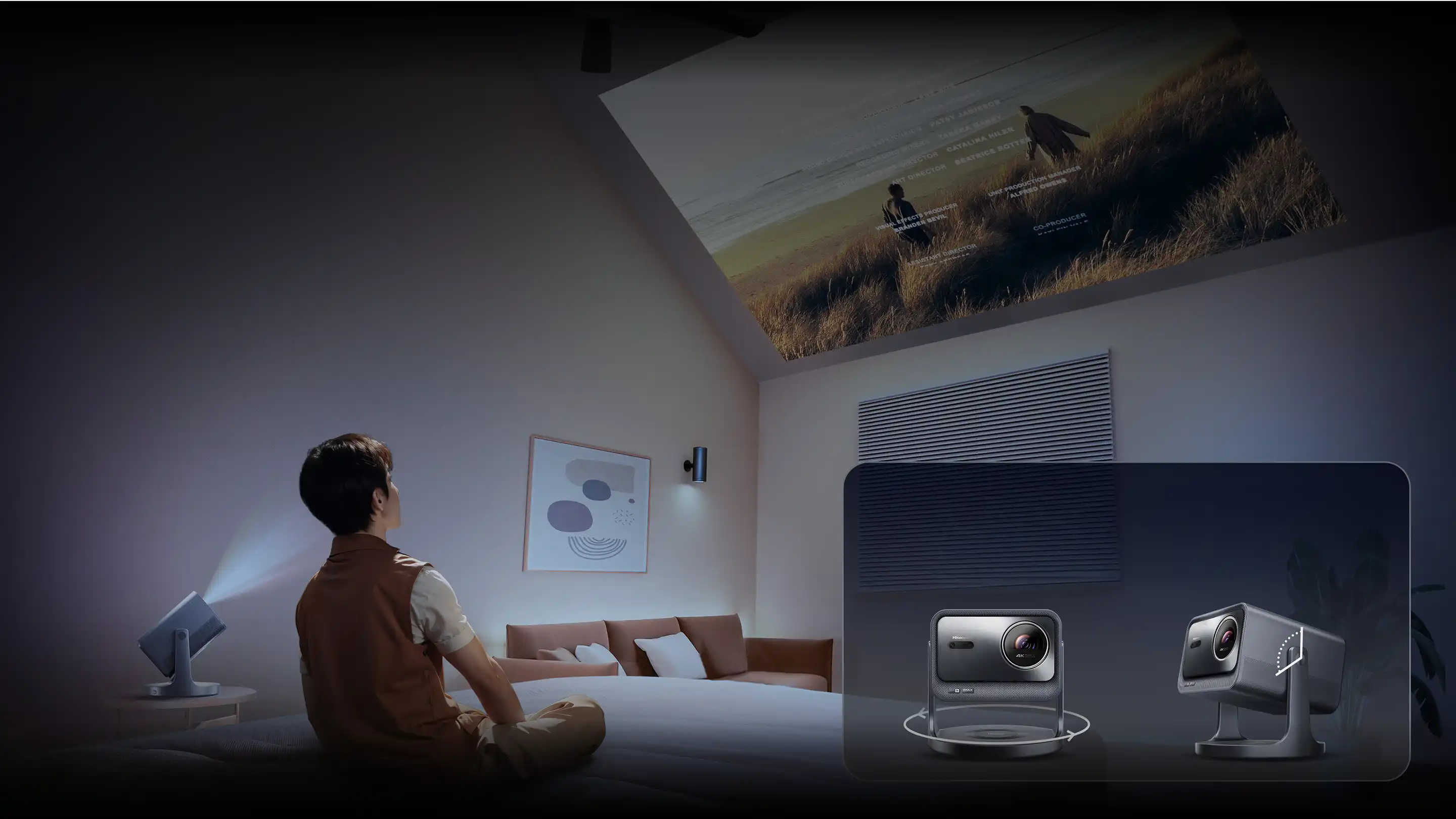 Osoba siedząca na łóżku ogląda projekcję na suficie, na stoliku obok stoi projektor.