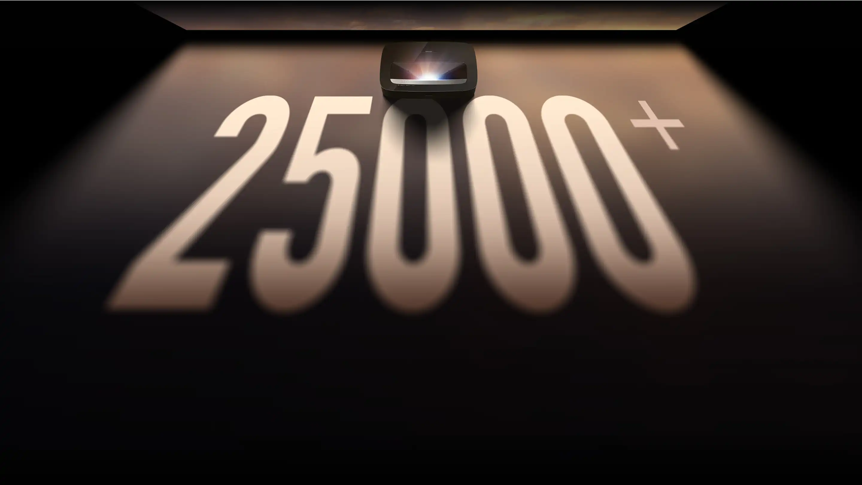 Czarny projektor wyświetlający liczbę na ciemnym tle.