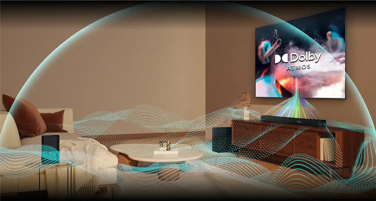 Telewizor z technologią wiszący na ścianie, przed nim soundbar, w tle sofa i stolik kawowy.