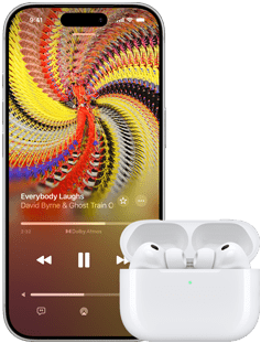 AirPods Pro 3 w etui ładującym MagSafe, iPhone 17 Pro, w Apple Music odtwarzany jest utwór „Everybody Laughs” Davida Byrne’a i Ghost Train Orchestra